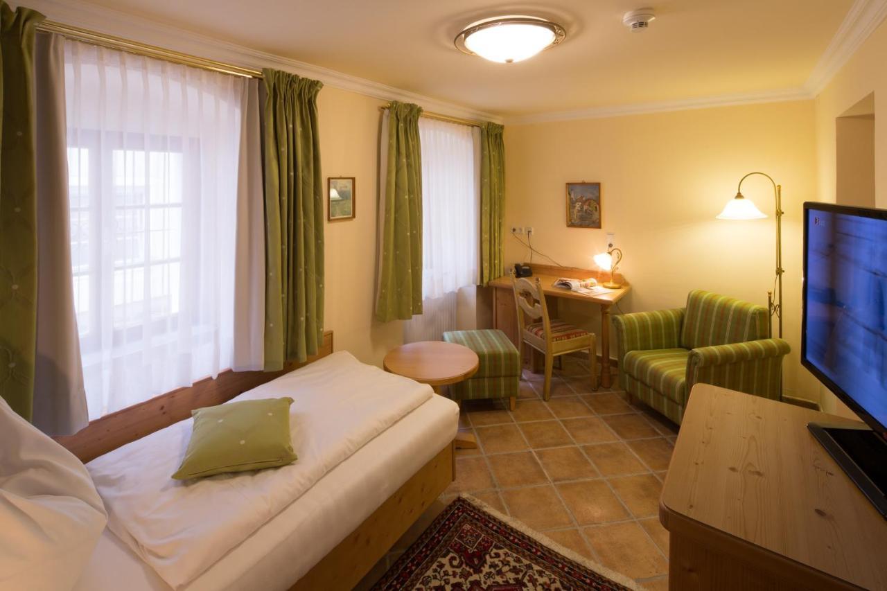 Hotel Zum Schwarzen Baeren Emmersdorf an der Donau Buitenkant foto