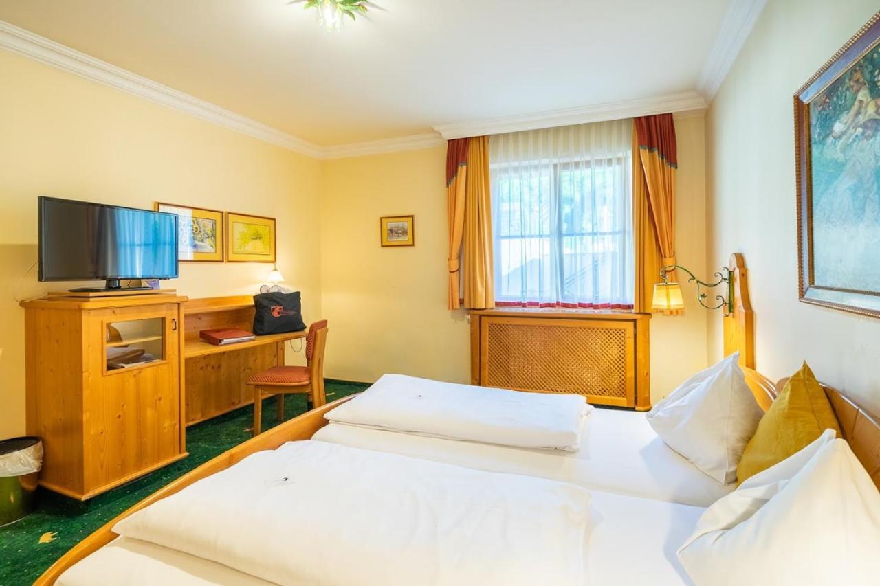 Hotel Zum Schwarzen Baeren Emmersdorf an der Donau Buitenkant foto
